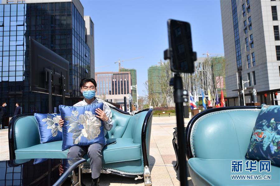 （圖文互動）（6）展會變直播 員工變網(wǎng)紅&mdash;&mdash;千億元家具產(chǎn)業(yè)別樣復(fù)工復(fù)產(chǎn)路