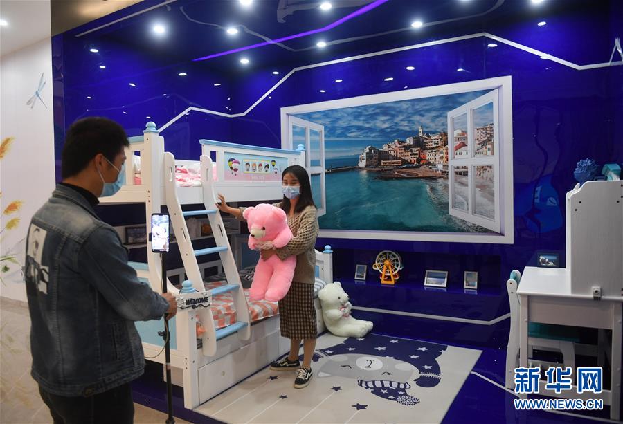 （圖文互動）（9）展會變直播 員工變網(wǎng)紅&mdash;&mdash;千億元家具產(chǎn)業(yè)別樣復(fù)工復(fù)產(chǎn)路