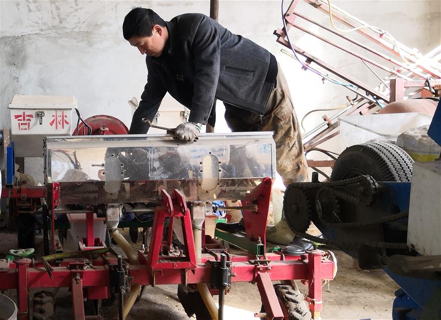 （在習近平新時代中國特色社會主義思想指引下&mdash;&mdash;新時代新作為新篇章&middot;習近平總書記關切事&middot;圖文互動）（3）為農田注入硬核生產力&mdash;&mdash;一些地方春耕中農業(yè)科技創(chuàng)新掃描