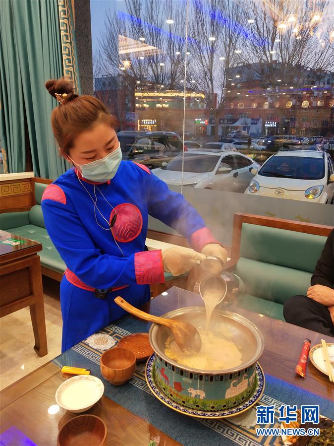 （圖文互動）（2）特寫：限人數(shù)、分餐吃、用公筷&mdash;&mdash;偏遠(yuǎn)小城&ldquo;吃飯&rdquo;見聞