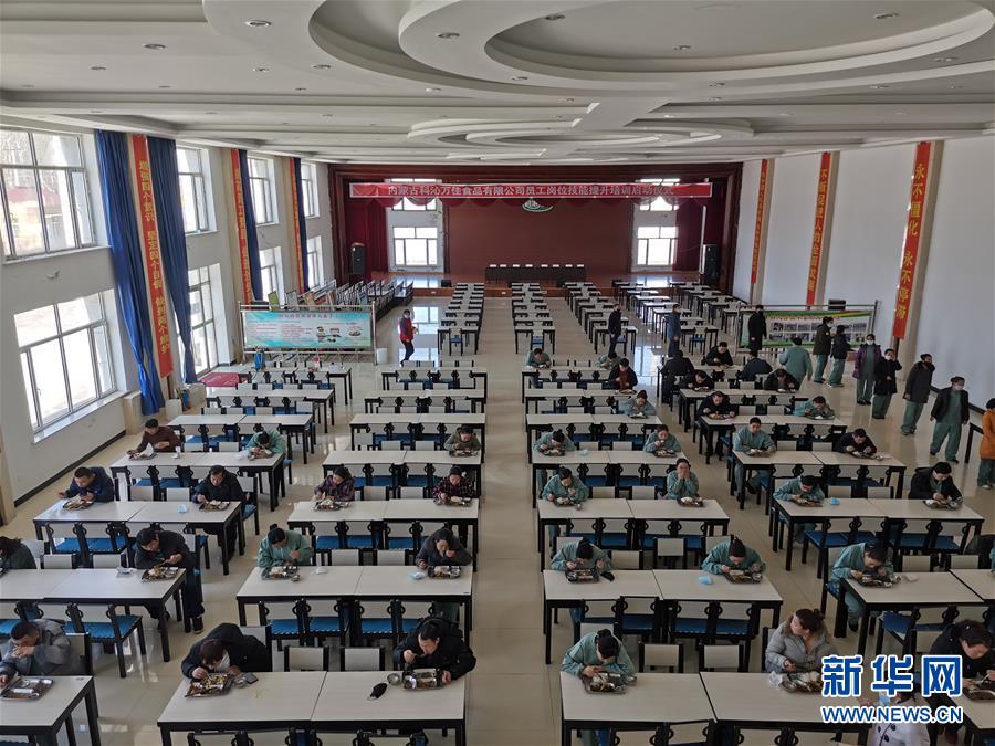 （圖文互動）（3）特寫：限人數(shù)、分餐吃、用公筷&mdash;&mdash;偏遠(yuǎn)小城&ldquo;吃飯&rdquo;見聞