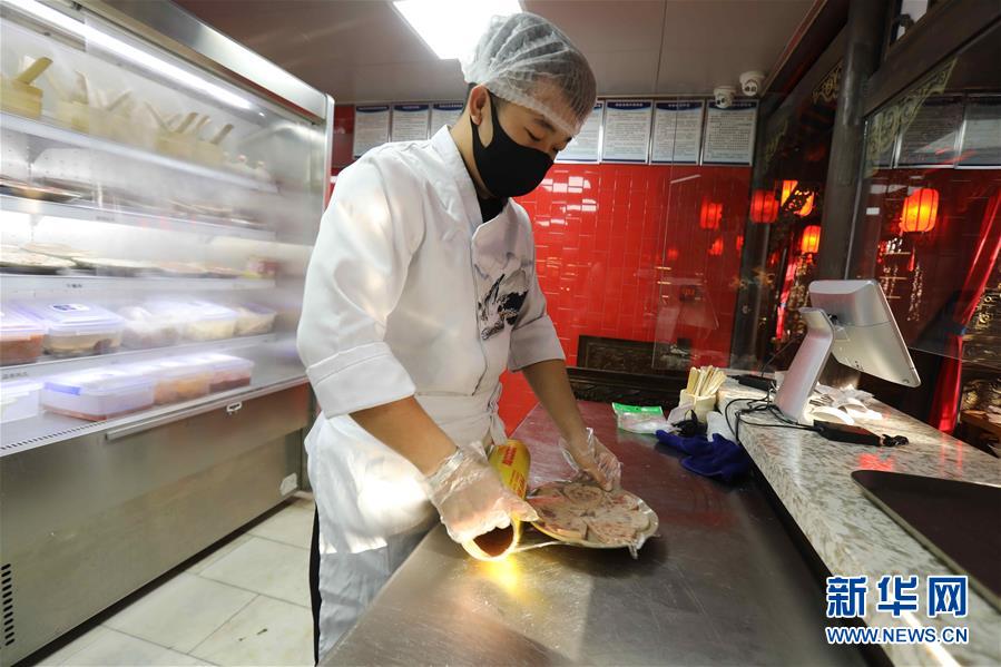 （圖文互動）（4）特寫：限人數(shù)、分餐吃、用公筷&mdash;&mdash;偏遠(yuǎn)小城&ldquo;吃飯&rdquo;見聞