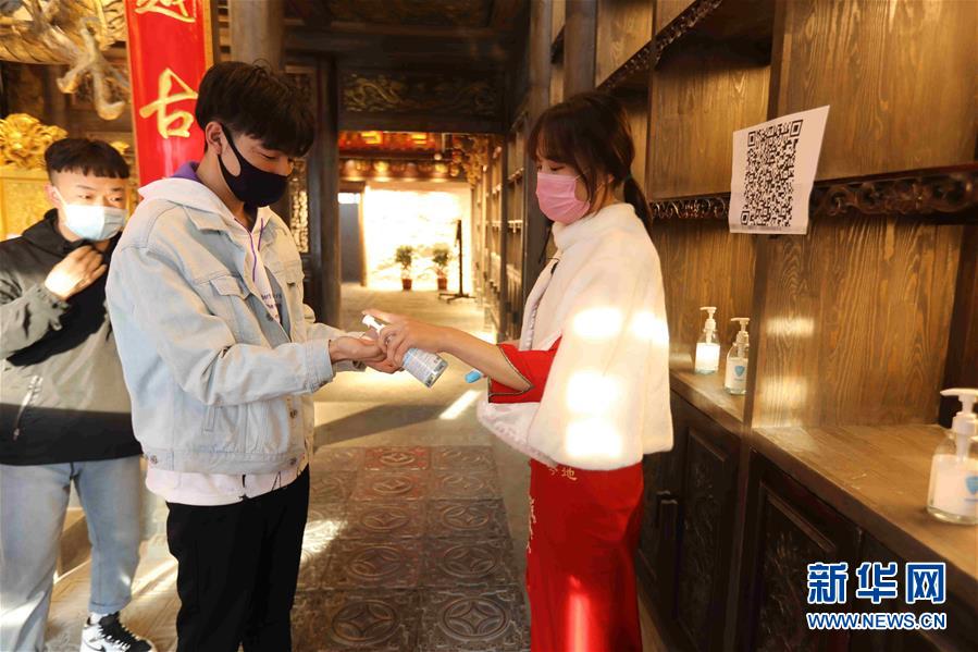 （圖文互動）（5）特寫：限人數(shù)、分餐吃、用公筷&mdash;&mdash;偏遠(yuǎn)小城&ldquo;吃飯&rdquo;見聞