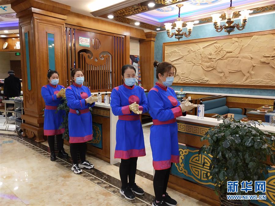 （圖文互動）（6）特寫：限人數(shù)、分餐吃、用公筷&mdash;&mdash;偏遠(yuǎn)小城&ldquo;吃飯&rdquo;見聞