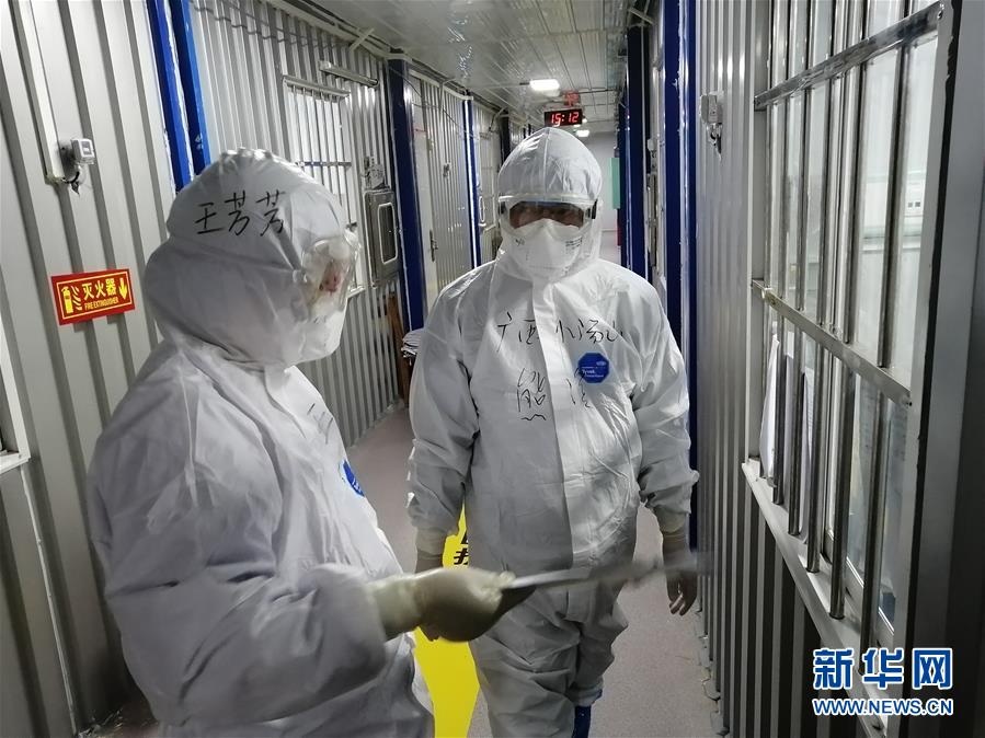 （圖文互動）（1）“哪里有任務(wù)，哪里就有黨旗飄揚”——廣西黨員“白衣戰(zhàn)士”奮戰(zhàn)抗疫一線見聞