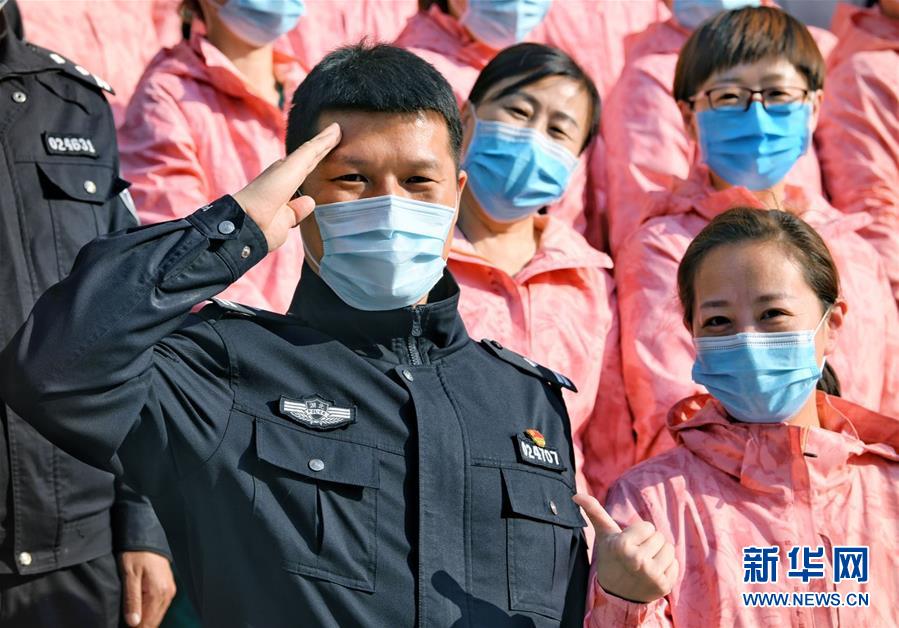 （習近平致敬的戰(zhàn)&ldquo;疫&rdquo;英雄&middot;公安干警篇&middot;圖文互動）（1）他們，抗疫一線鑄警魂