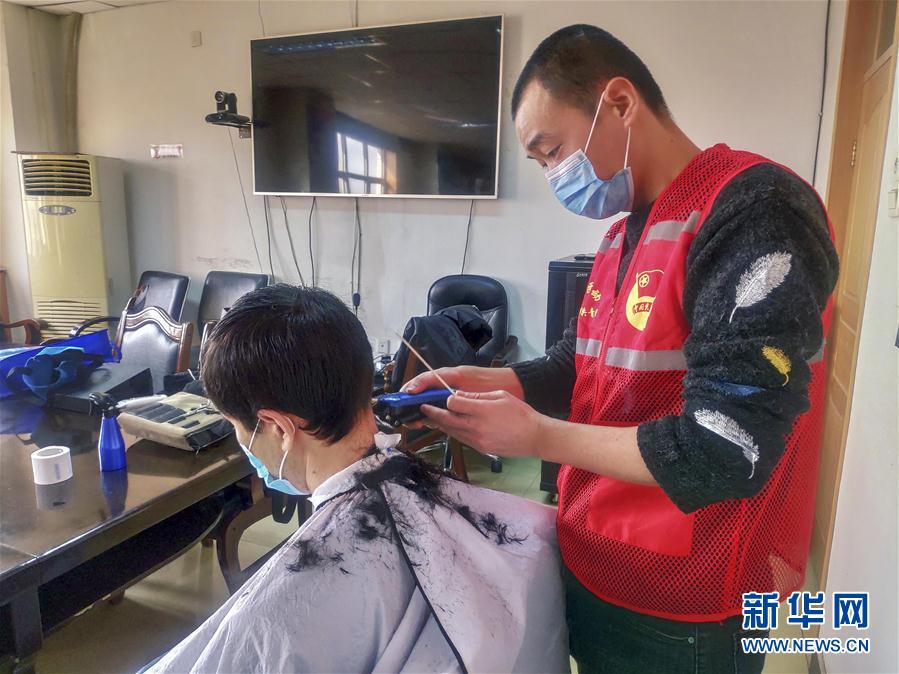 （一線抗疫群英譜&middot;圖文互動）（2）&ldquo;小小發(fā)屋&rdquo;溢真情&mdash;&mdash;新疆&ldquo;90后&rdquo;義務理發(fā)師馬國仁的故事