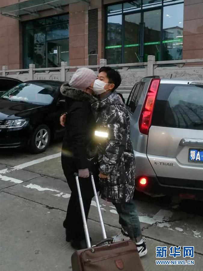 （一線抗疫群英譜·圖文互動）（3）大學生志愿者譚藝西：在武漢，我和媽媽共戰(zhàn)“疫”