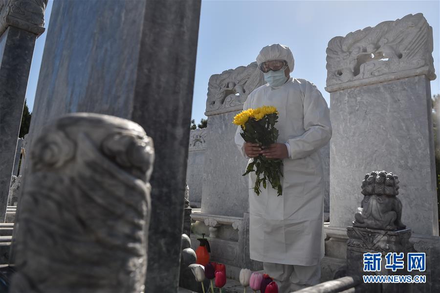 （圖文互動）（3）網(wǎng)上預(yù)約、分時祭掃、代祭服務(wù)——北京八寶山人民公墓清明祭掃見聞