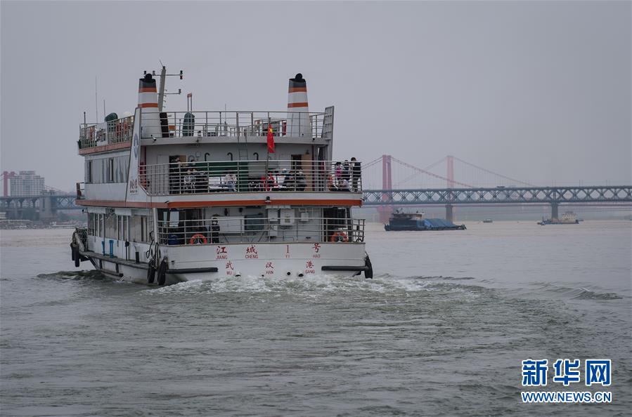 （新華全媒頭條&middot;圖文互動）（13）武漢重啟，不負(fù)春天&mdash;&mdash;寫在武漢&ldquo;解封&rdquo;之際