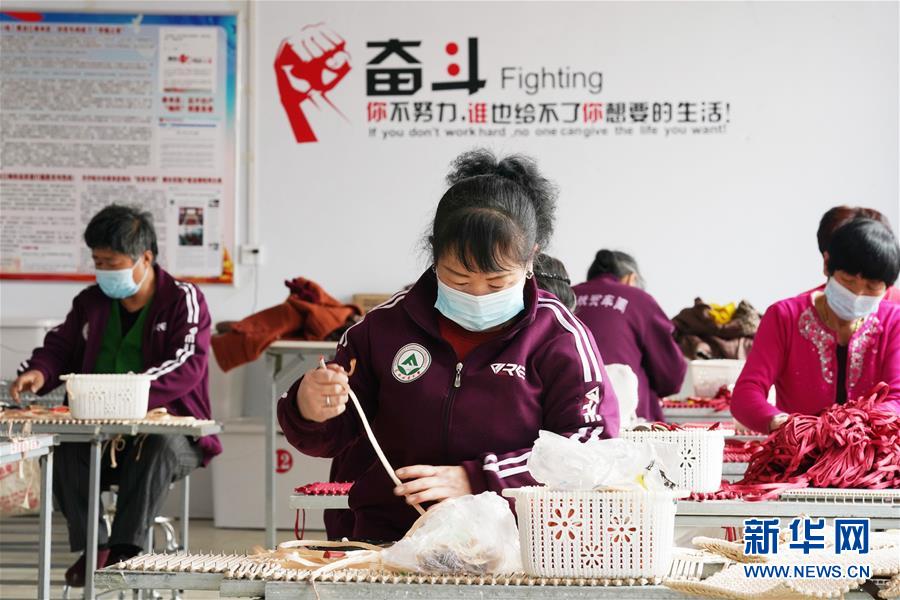 （在習(xí)近平新時代中國特色社會主義思想指引下&mdash;&mdash;新時代新作為新篇章&middot;習(xí)近平總書記關(guān)切事&middot;圖文互動）（6）讓貧困勞動力端穩(wěn)就業(yè)的&ldquo;飯碗&rdquo;&mdash;&mdash;各地就業(yè)扶貧不松勁鞏固脫貧成果