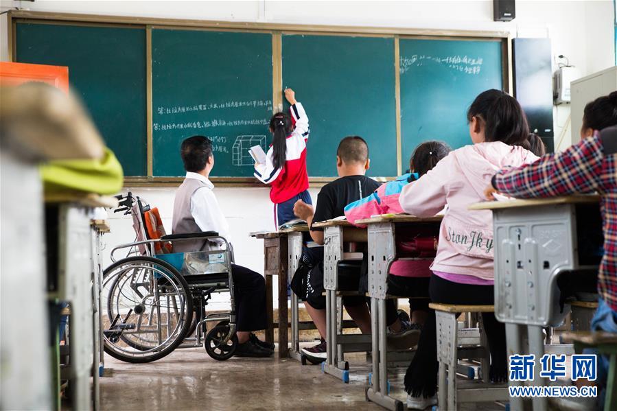 (新華全媒頭條·圖文互動(dòng))(2)刺梨花開(kāi)滿山紅——記在貴州脫貧攻堅(jiān)一線奮斗的殘疾人