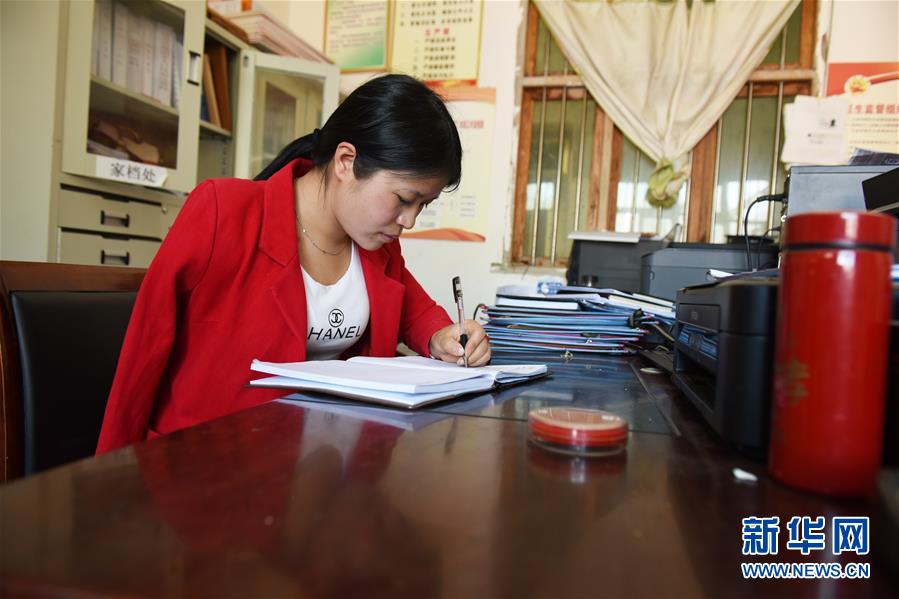 (新華全媒頭條·圖文互動(dòng))(9)刺梨花開(kāi)滿山紅——記在貴州脫貧攻堅(jiān)一線奮斗的殘疾人