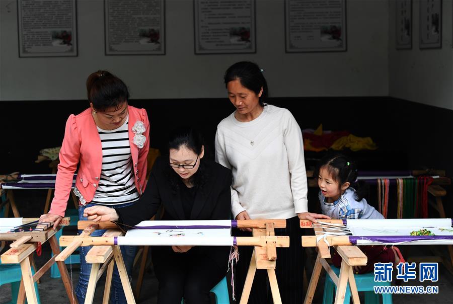 （兩會(huì)人物·圖文互動(dòng)）（1）帶娃、賺錢(qián)兩不誤——一位農(nóng)民工代表眼中的脫貧新工作