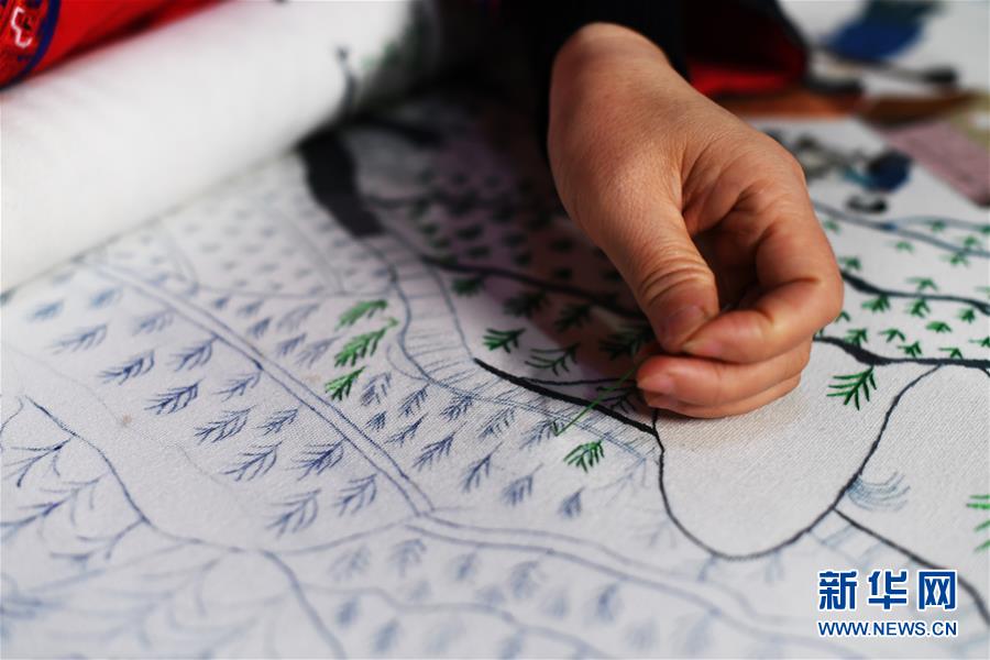 （兩會(huì)人物·圖文互動(dòng)）（2）帶娃、賺錢(qián)兩不誤——一位農(nóng)民工代表眼中的脫貧新工作