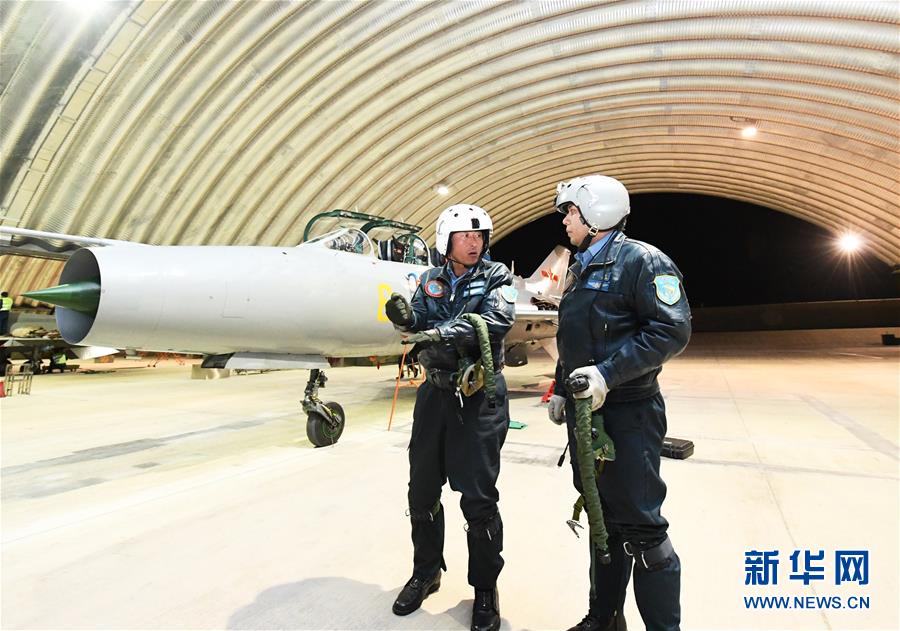 （圖文互動(dòng)）（5）5290小時(shí)！中國(guó)空軍殲擊機(jī)飛行紀(jì)錄保持者光榮停飛