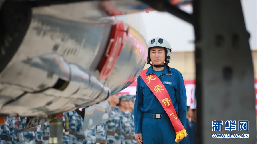 （圖文互動(dòng)）（7）5290小時(shí)！中國(guó)空軍殲擊機(jī)飛行紀(jì)錄保持者光榮停飛