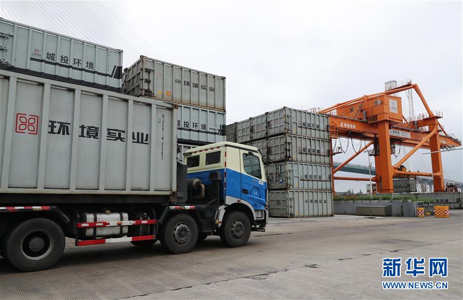 （新華全媒頭條&middot;圖文互動）（1）演繹新時(shí)尚 答好治理卷&mdash;&mdash;上海實(shí)施垃圾分類效果追蹤