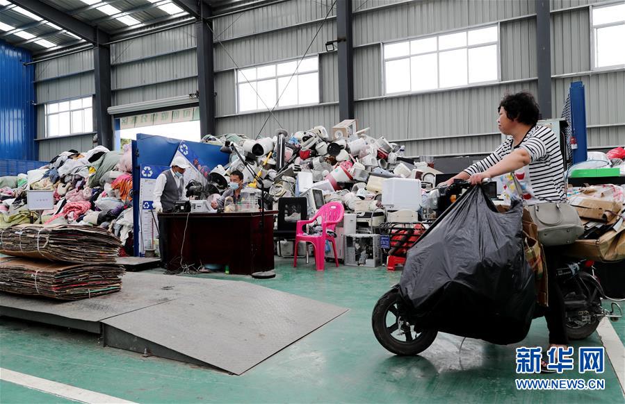 （新華全媒頭條&middot;圖文互動）（9）演繹新時(shí)尚 答好治理卷&mdash;&mdash;上海實(shí)施垃圾分類效果追蹤