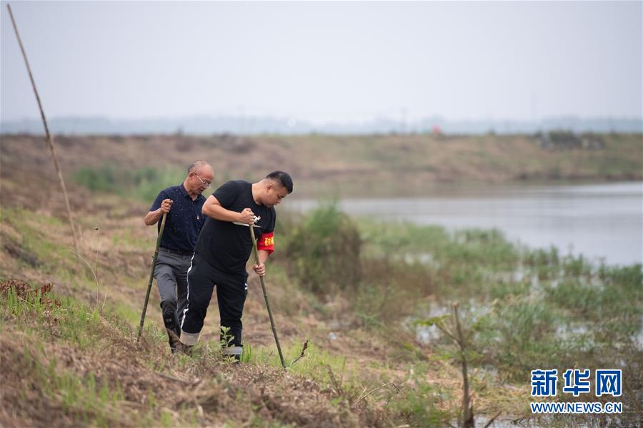 （防汛抗洪·圖文互動(dòng)）（1）在大堤上成長(zhǎng)，為人民守護(hù)——洪水中的青年“生力軍”