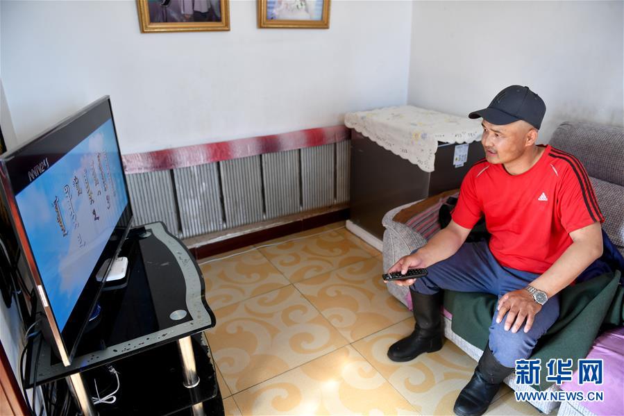 （走向我們的小康生活&middot;圖文互動(dòng)）（3）草原有了網(wǎng)，手機(jī)能放羊&mdash;&mdash;看呼倫貝爾大草原牧民生活變了樣 