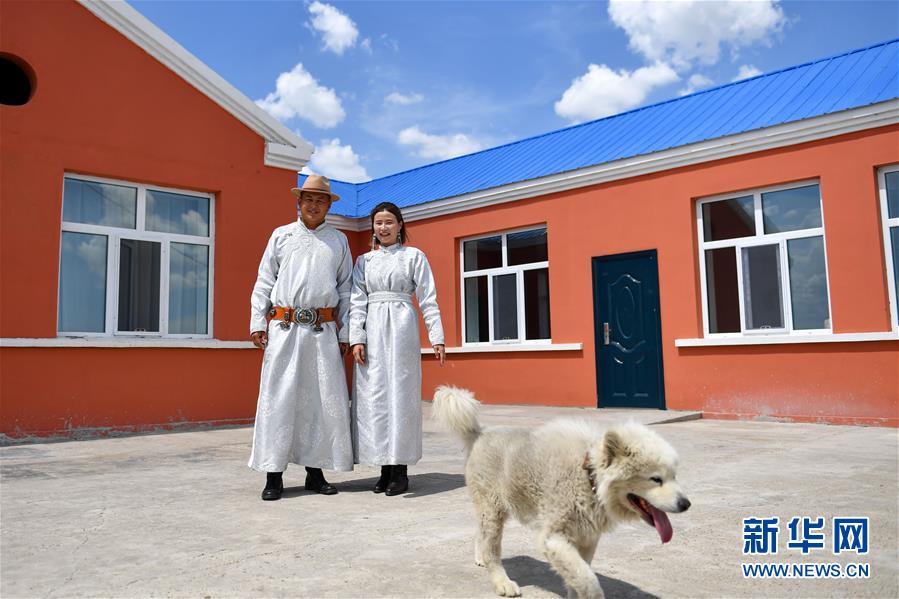 （走向我們的小康生活&middot;圖文互動(dòng)）（6）草原有了網(wǎng)，手機(jī)能放羊&mdash;&mdash;看呼倫貝爾大草原牧民生活變了樣 