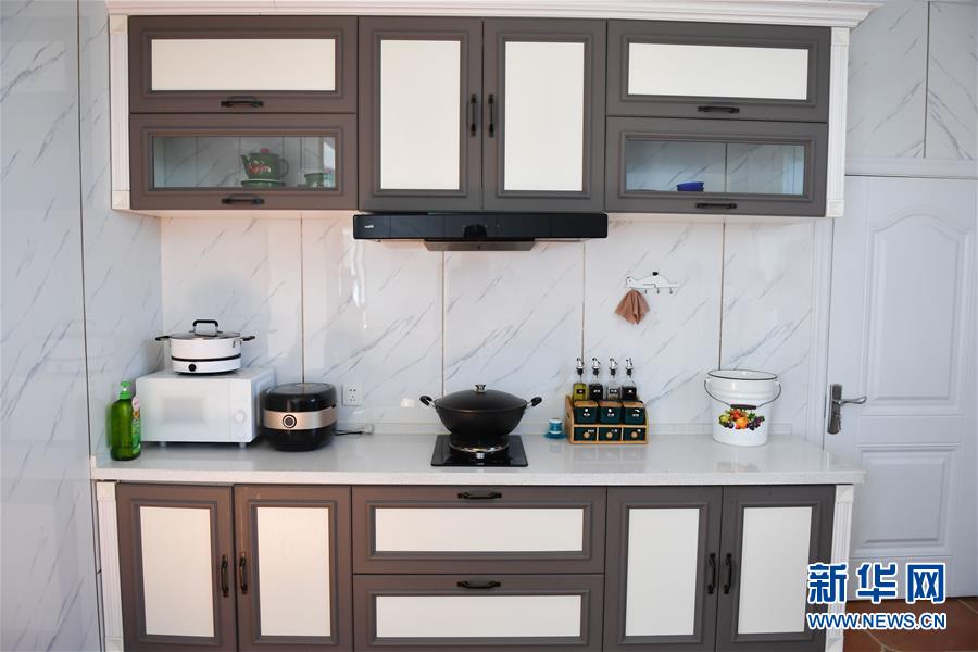 （走向我們的小康生活&middot;圖文互動(dòng)）（7）草原有了網(wǎng)，手機(jī)能放羊&mdash;&mdash;看呼倫貝爾大草原牧民生活變了樣 