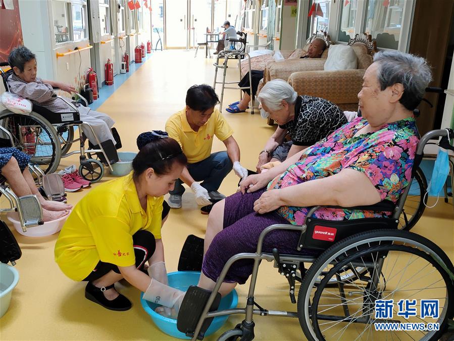 （走向我們的小康生活·圖文互動）（3）北京“老有所養(yǎng)”的床邊、身邊、周邊事