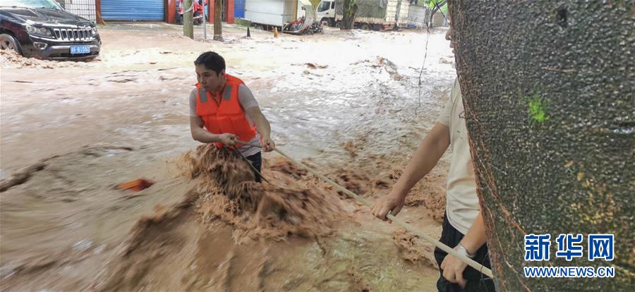 （在習(xí)近平新時(shí)代中國特色社會(huì)主義思想指引下&mdash;&mdash;新時(shí)代新作為新篇章&middot;習(xí)近平總書記關(guān)切事&middot;圖文互動(dòng)）（3）洪峰浪尖，鮮紅的黨旗高高飄揚(yáng)&mdash;&mdash;記防汛抗洪一線的共產(chǎn)黨員