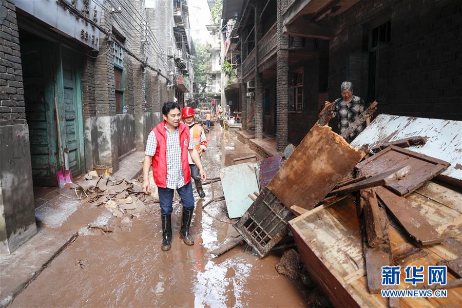 （在習(xí)近平新時(shí)代中國特色社會(huì)主義思想指引下&mdash;&mdash;新時(shí)代新作為新篇章&middot;習(xí)近平總書記關(guān)切事&middot;圖文互動(dòng)）（4）洪峰浪尖，鮮紅的黨旗高高飄揚(yáng)&mdash;&mdash;記防汛抗洪一線的共產(chǎn)黨員