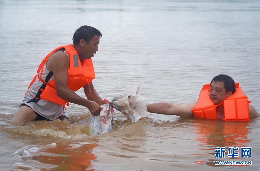 （在習(xí)近平新時(shí)代中國特色社會(huì)主義思想指引下&mdash;&mdash;新時(shí)代新作為新篇章&middot;習(xí)近平總書記關(guān)切事&middot;圖文互動(dòng)）（5）洪峰浪尖，鮮紅的黨旗高高飄揚(yáng)&mdash;&mdash;記防汛抗洪一線的共產(chǎn)黨員