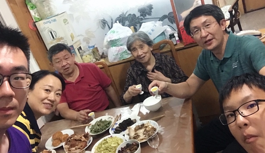 10月1日，留學(xué)生李天力（左一）在老家淄博的親戚家中與親人一起吃晚飯，共度中秋