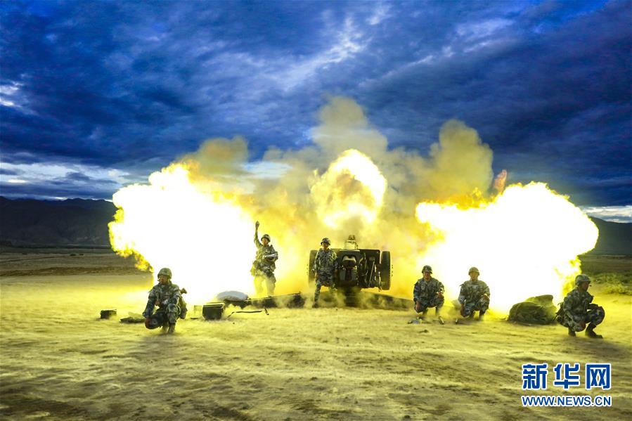 （在習(xí)近平強(qiáng)軍思想指引下·我們在戰(zhàn)位報告·圖文互動）（1）朵朵傘花綻放，勝戰(zhàn)精兵天降——空降兵部隊某旅教導(dǎo)員余海龍帶領(lǐng)官兵傳承黃繼光精神記事