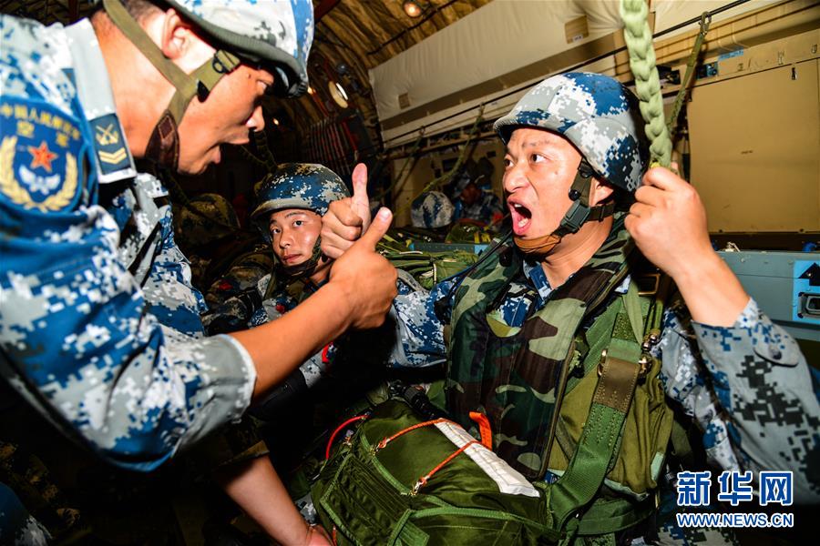 （在習(xí)近平強(qiáng)軍思想指引下·我們在戰(zhàn)位報告·圖文互動）（3）朵朵傘花綻放，勝戰(zhàn)精兵天降——空降兵部隊某旅教導(dǎo)員余海龍帶領(lǐng)官兵傳承黃繼光精神記事