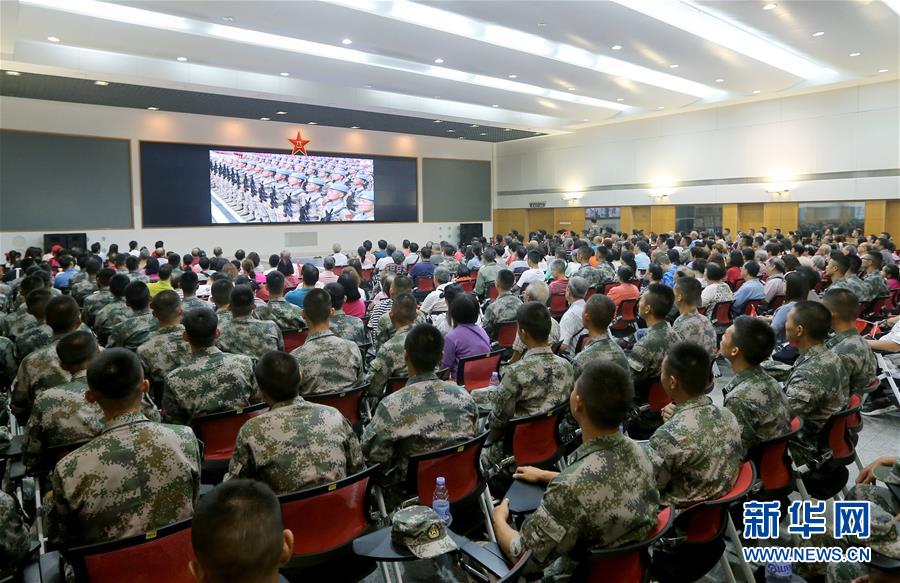 （圖文互動）（3）“我和我的祖國，一刻也不能分割”——解放軍駐香港部隊與市民共同慶祝國慶70周年見聞