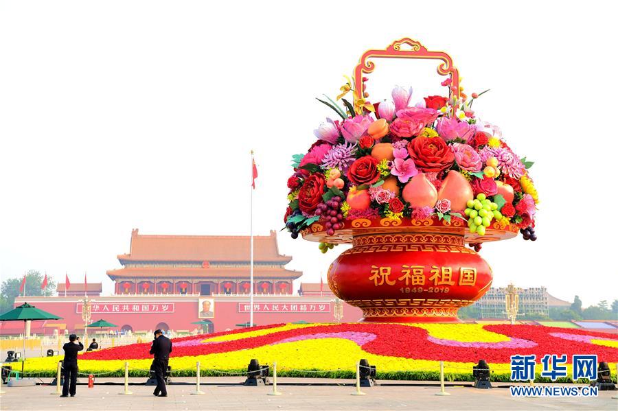 （圖文互動(dòng)）（2）7小時(shí)組裝！18米高巨型“花果籃”亮相天安門廣場(chǎng)