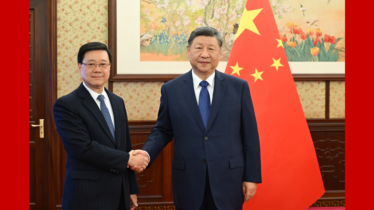 習(xí)近平聽(tīng)取李家超述職報(bào)告