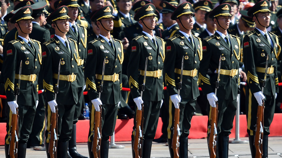 標(biāo)兵在天安門廣場行進