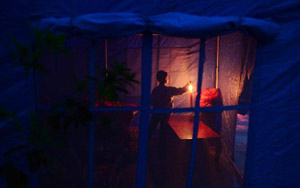[震后視點(diǎn)]帳篷里的&ldquo;點(diǎn)點(diǎn)燭光&rdquo;