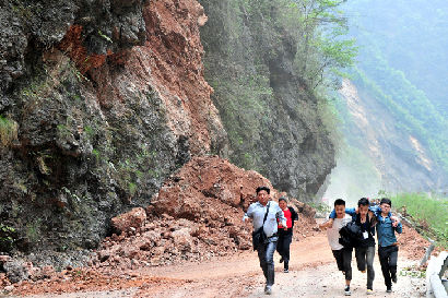 實(shí)拍：志愿者冒飛石向?yàn)?zāi)區(qū)挺進(jìn)！