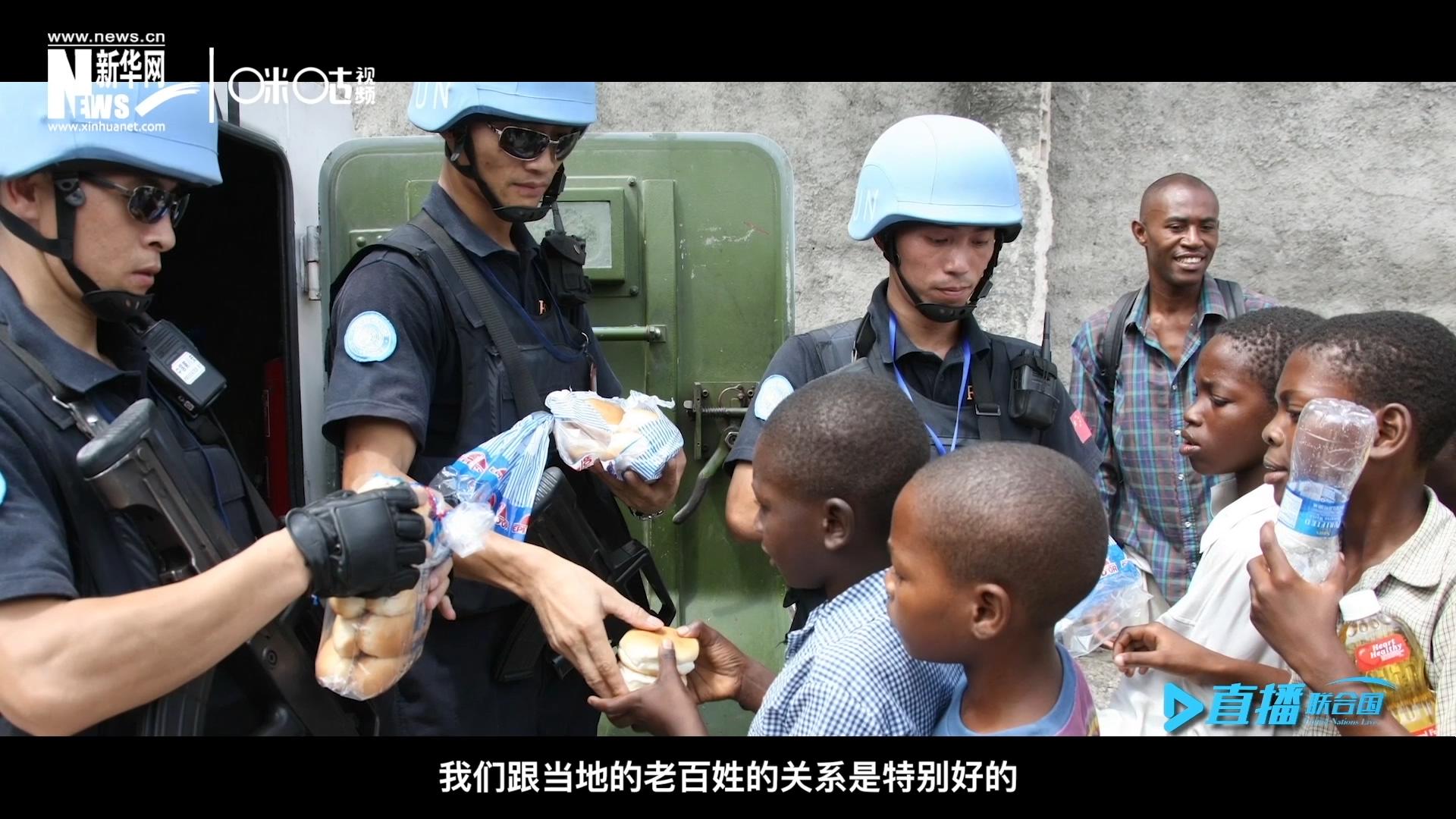 這群胸前印著五星紅旗的警察，在當(dāng)?shù)孛癖娦睦镉兄恋榈榈姆萘?，也傳遞出許多的善意與感動(dòng)。