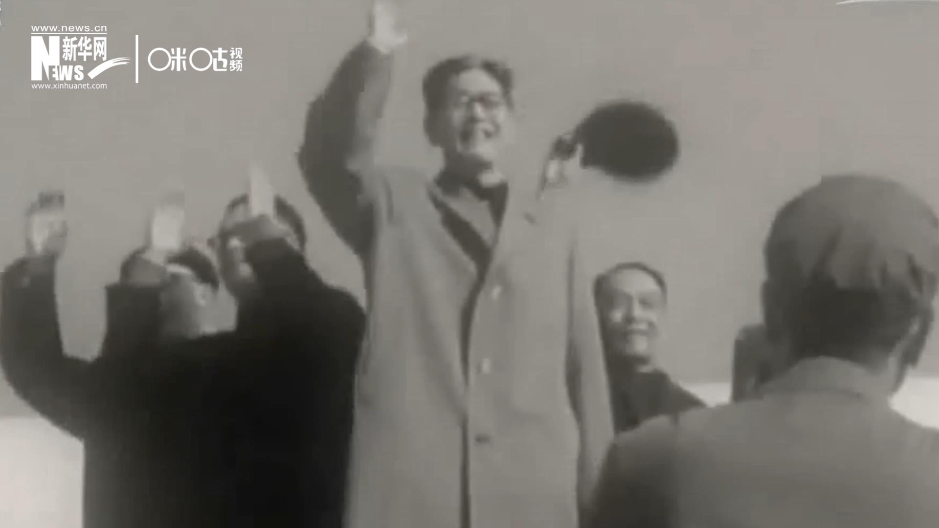 1971年11月9日，全新成立的中國聯(lián)合國代表團(tuán)在群眾的歡呼與掌聲中登上專機(jī)，正式開啟了中國的聯(lián)合國之旅。