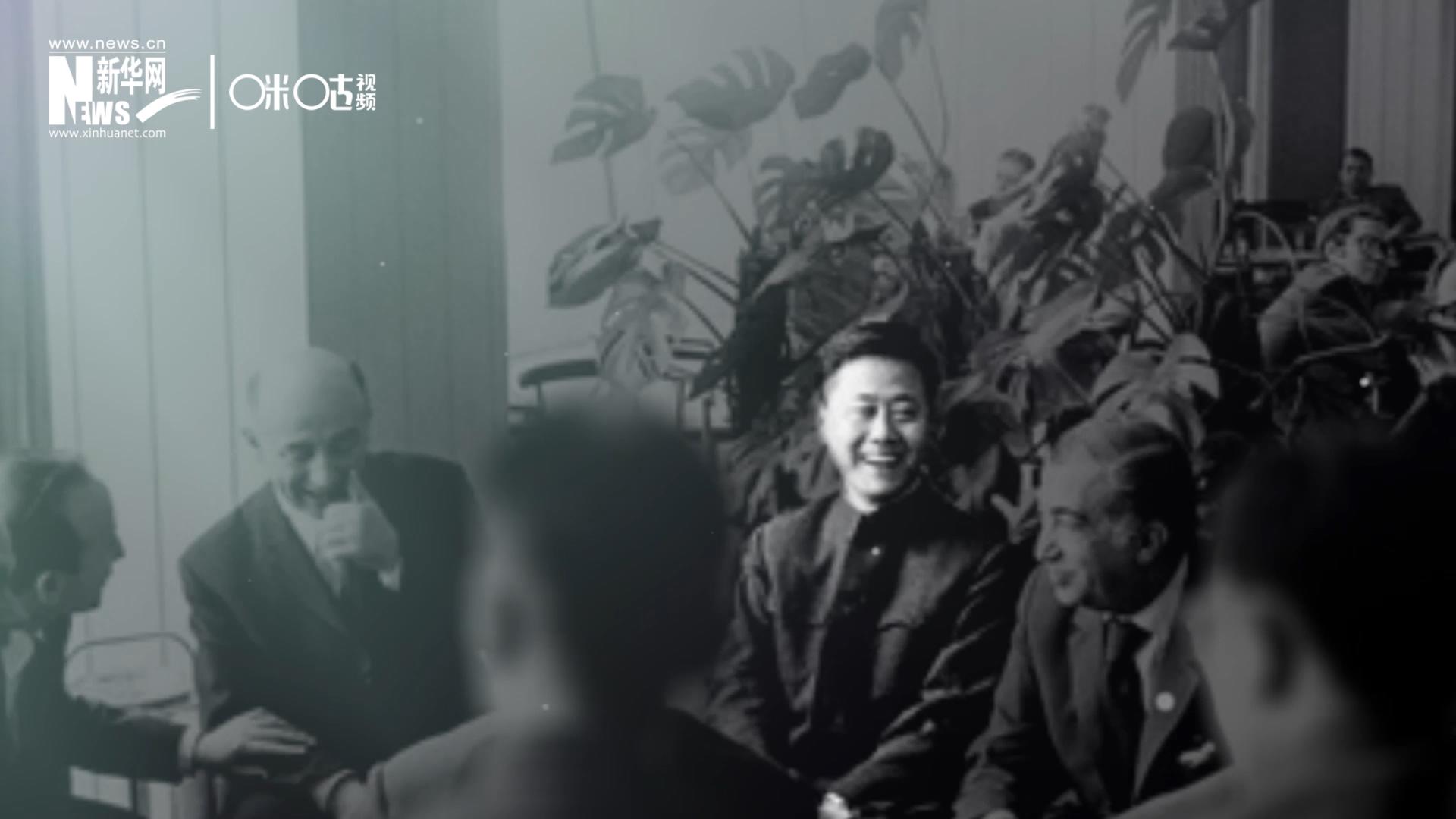 照片里的這個(gè)人是高梁，原新華社國際部記者。原本作為代表團(tuán)隨行記者的他接到通知，由他帶領(lǐng)一支先遣小組先行去紐約。