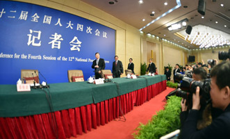 尚福林、劉士余、項(xiàng)俊波等步入會(huì)場(chǎng)