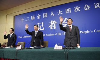 尚福林、劉士余和項(xiàng)俊波向記者揮手致意