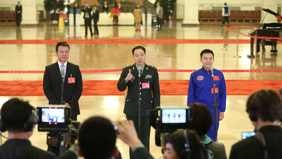 趙宏博、景海鵬、唐嘉陵代表接受采訪