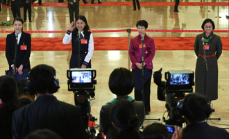 吳敏霞、杜玉濤、蒙曼、盧麗安代表接受采訪