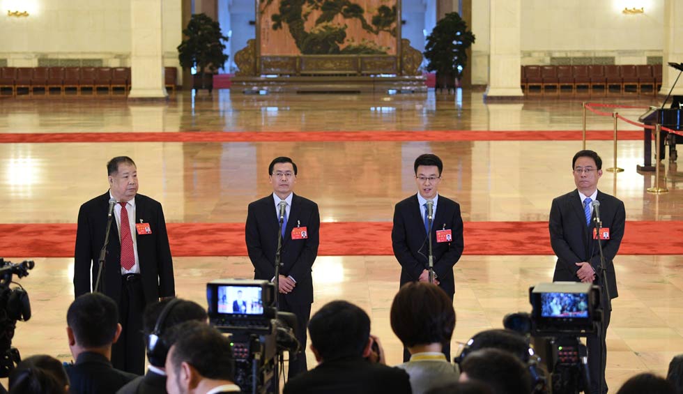 凌解放、王立平、徐川、黃一兵接受采訪