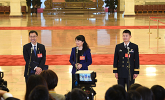 孟祥飛、李媛、曹先建代表接受采訪