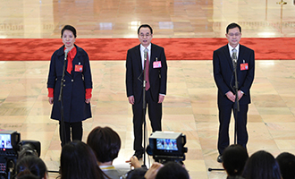 姜妍、康紅普、劉宗富代表接受采訪